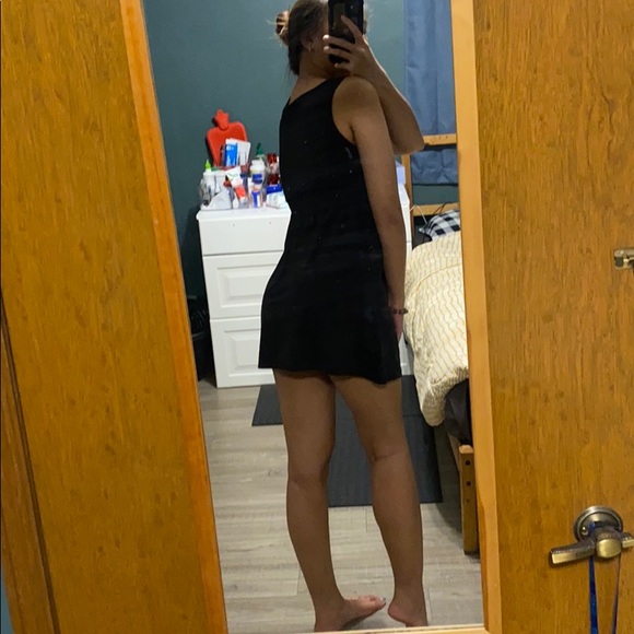 Short V-neck Sleeveless Dress - Picture 2 of 5